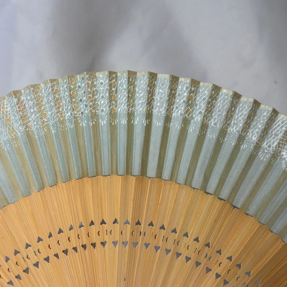 20 世纪 60 年代 - 70 年代青瓷丝绸扇穿孔竹棒白色绘画护卫 — 第 4/4 张图片