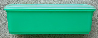 VINTAGE 1970S TUPPERWARE CELERY KEEPER VEGGIE CRISPER IN JADEITE "TUPPER" GREEN