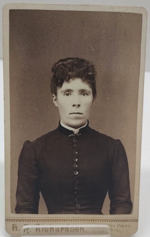 WOMAN - Richardson, Photographer, Stevens Point, WIS. - CDV - listing #7991