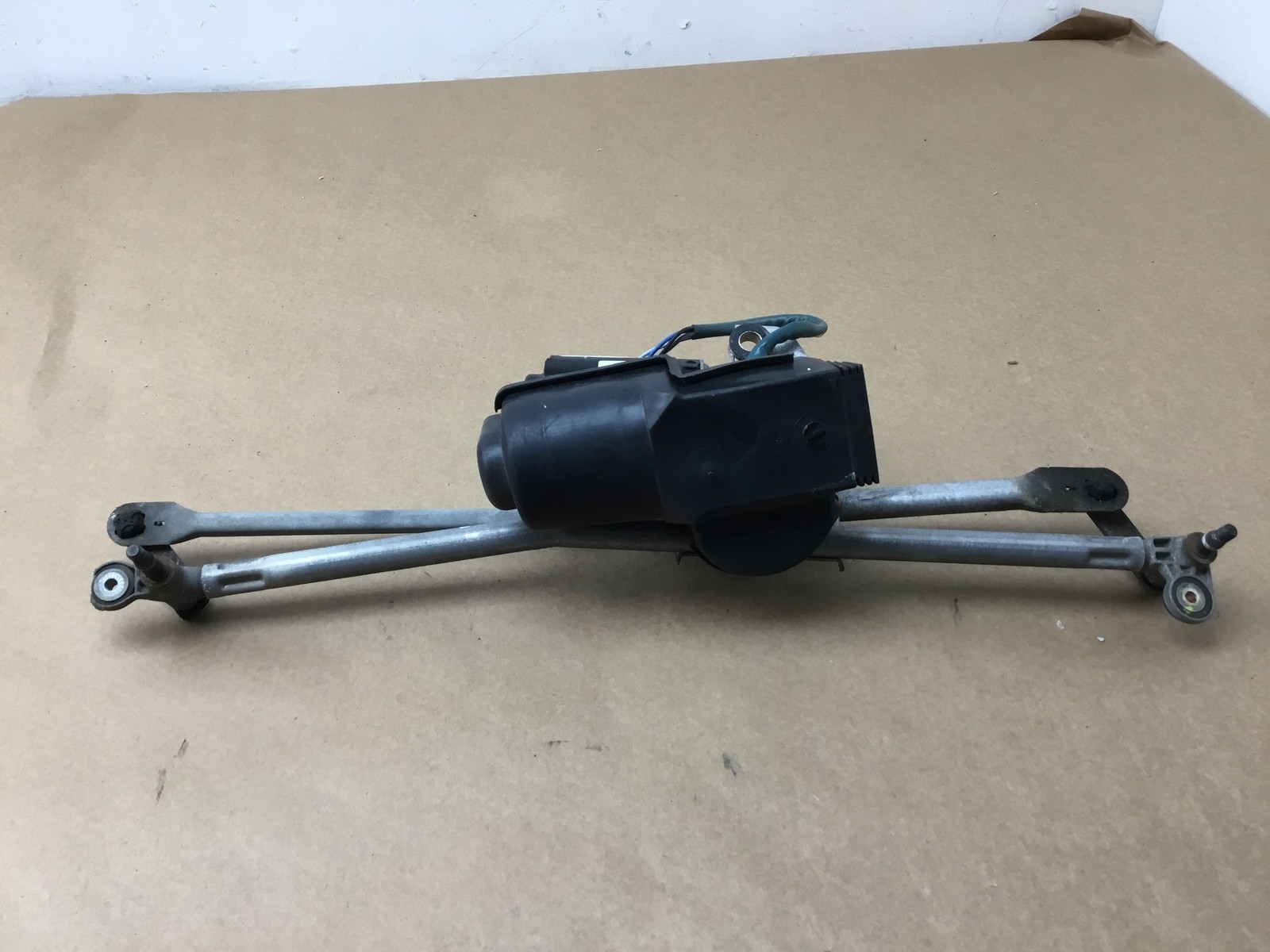 Maserati Coupe GT 2003 Front Windshield Wiper Linkage Motor 02-06 ;:Y