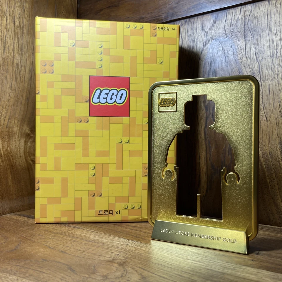 🗿 LEGO - Rare Korean VIP Store Exclusive - HUGE - Metal Minifig Statue - NEW - Image 3 of 4