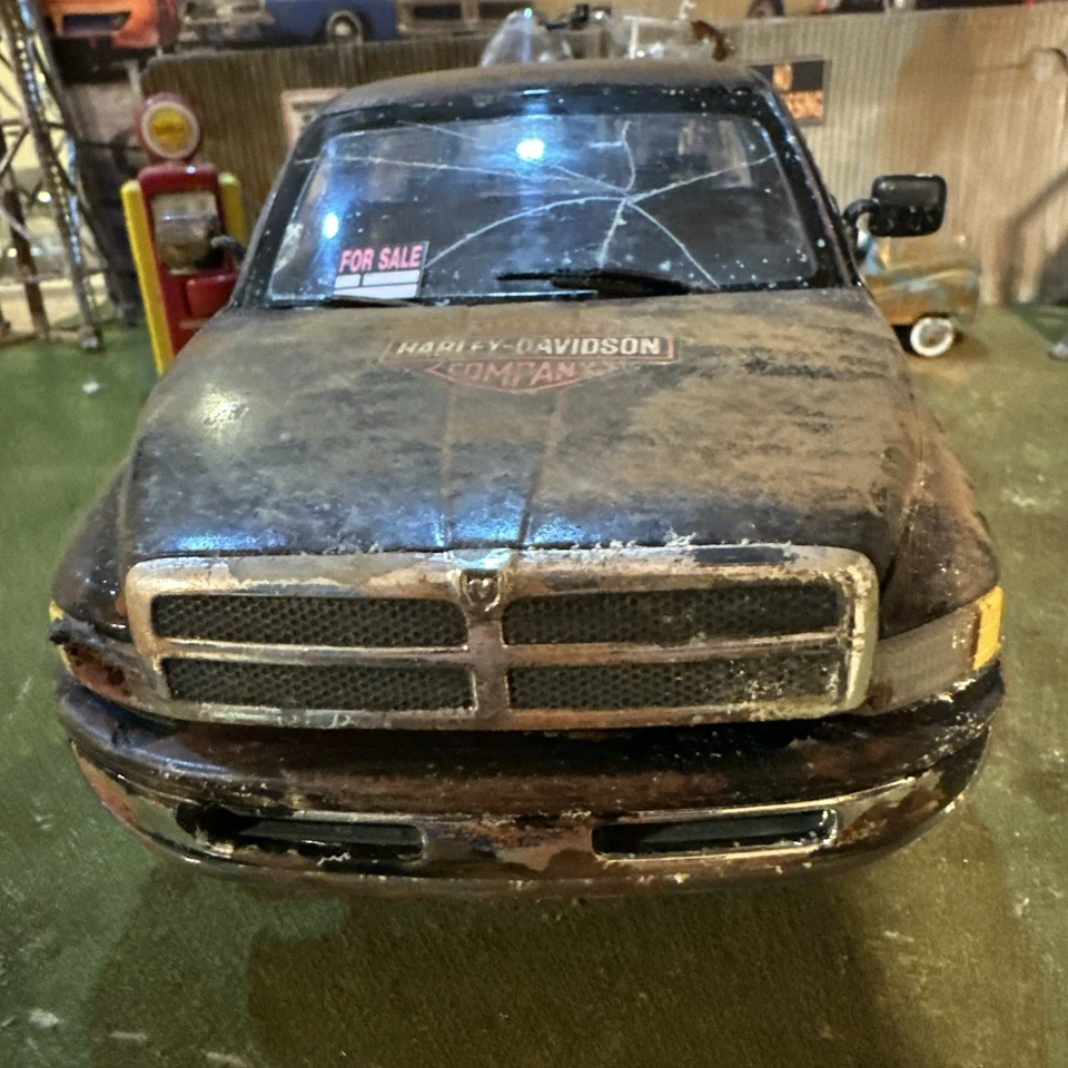 1995 Dodge Ram 2500 SLT - Barn Find Cars - 1:18 DIECAST - With Harley Davidson - Image 2 of 4