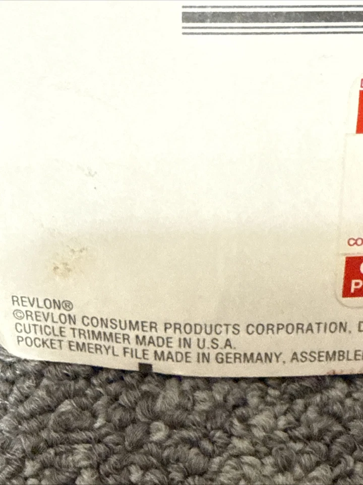 De colección. Recortadora de cutículas Revlon y lima de esmerilo tamaño bolsillo 1536-03 Foto 3 de 3