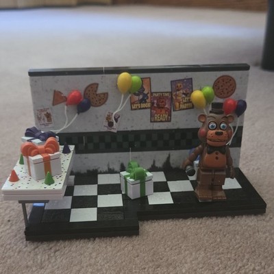 McFarlane Toys FNAF Party Room Construction Set 12692 39pc w/ Freddy Broken Leg