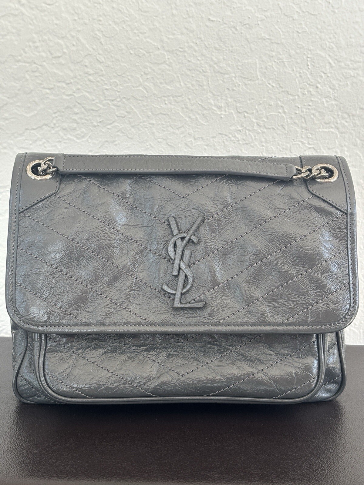 YSL SAINT LAURENT NIKI MEDIUM IN CRINKLED LEATHER LIGHT MUSK (gray)
