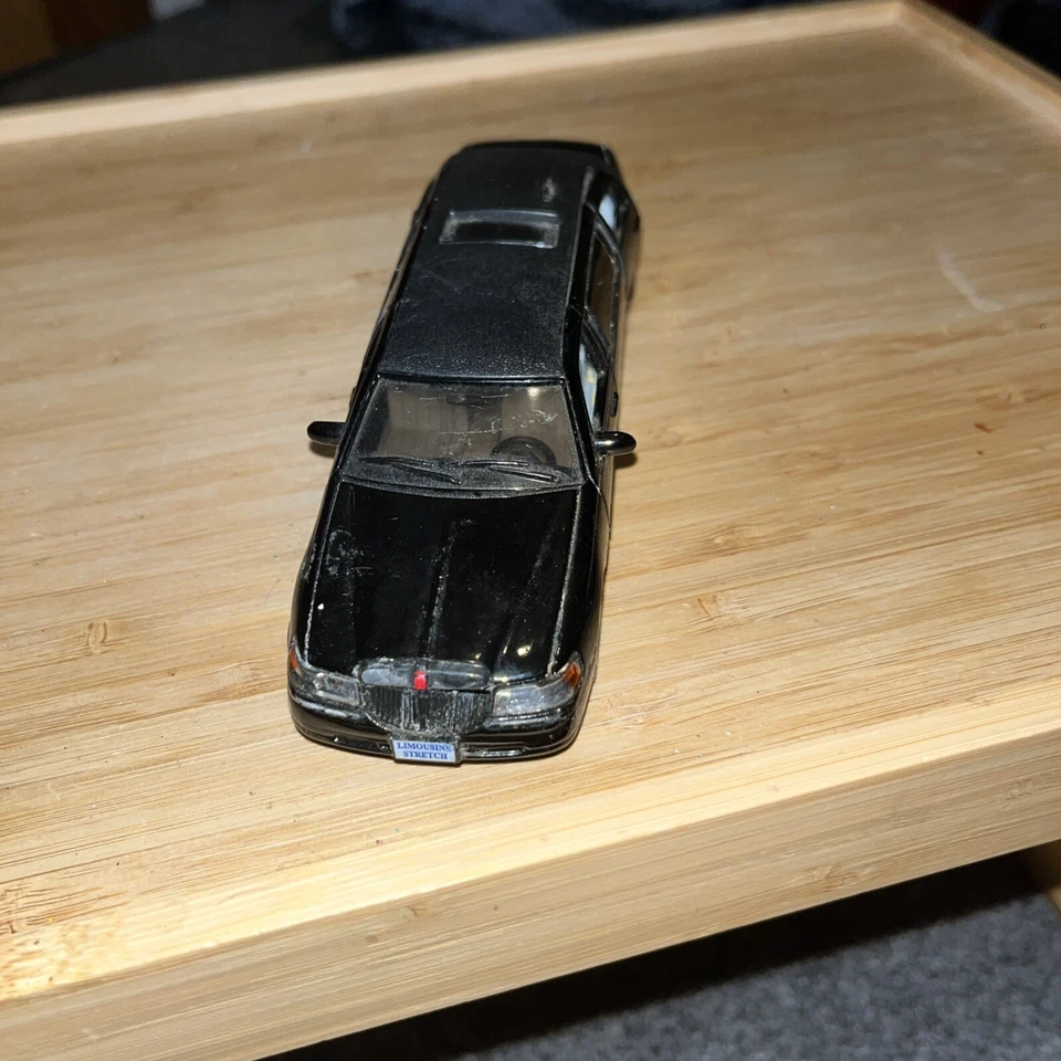 Limusina modelo Kinsmart 1999 Lincoln Town Car limusina elástica #142 usada Foto 2 de 4