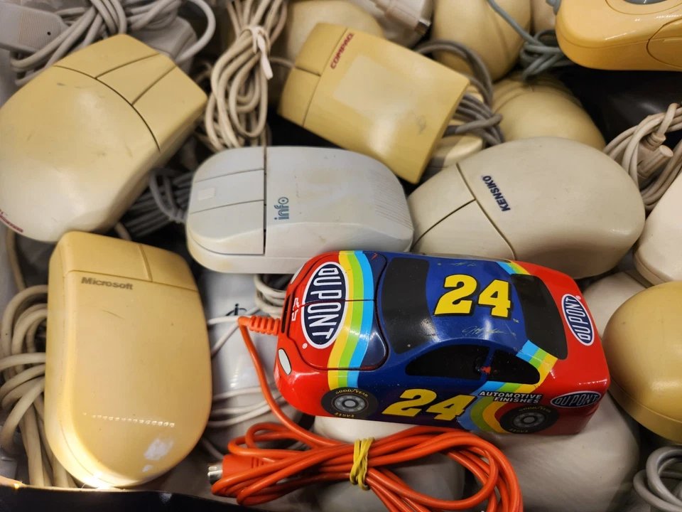 ¡CAJA GRANDE DE 44! Lote de ratones mouse de computadora PC vintage Microsoft, Compaq, raro, etc. Foto 2 de 4