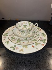 Wedgwood Wild Strawberry 5-Piece Place Setting China Excellent Cond