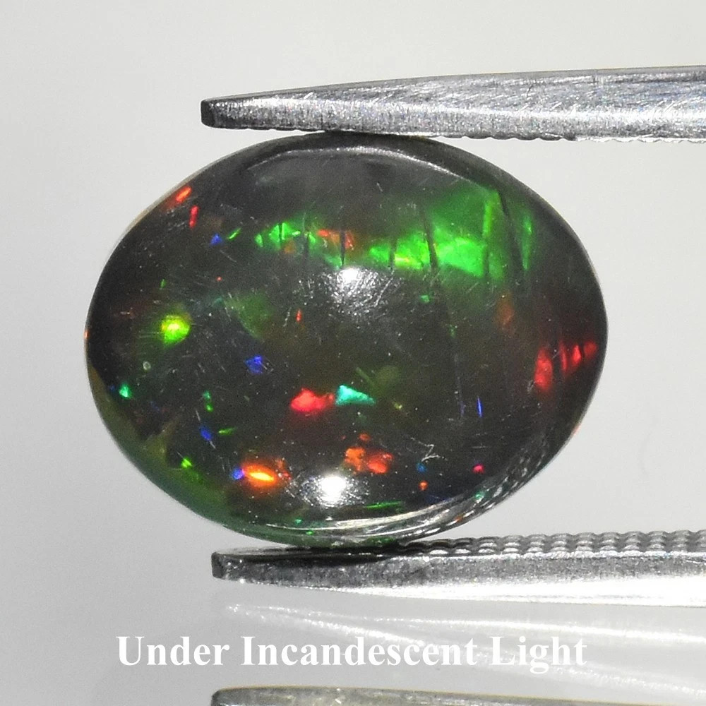 Opale noire éthiopienne rare et précieuse aux reflets intenses de 10mm