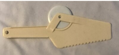 VINTAGE PIE/CAKE SPATULA/DOUGH/PIZZA CUTTER - PLASTIC - HONG KONG