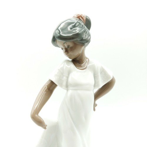 Lladro NAO "Little Sweetheart" Handmade Porcelain 8.75"x 4.25" Figurine 2000 - Picture 9 of 12