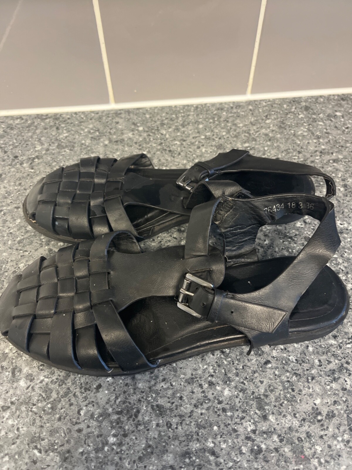 APL scarpe pantofole nere. Ciabatte sandalo taglia 3 usate aperte sul retro