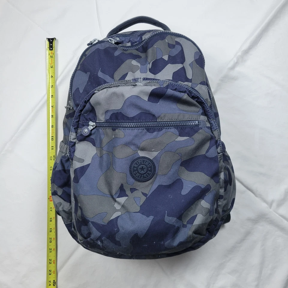 Mochila Kipling Estampado Camuflaje Gris y Negro Mediana Sin Mono Dije con Caja de Lápices Foto 2 de 4