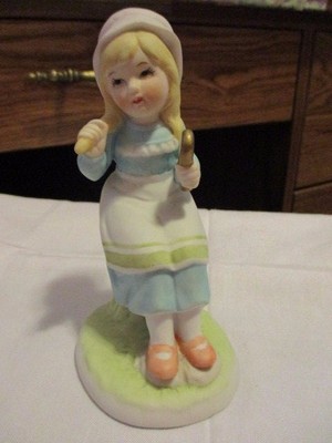 NE SMALL WONDERS FIGURINE COLLECTION SOCIETY 1983 Dressing Up Figurine 