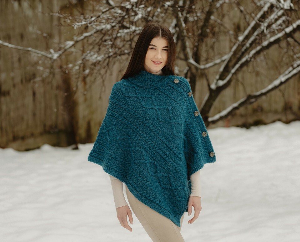 Poncho Femme 100% Laine Mérinos SAOL - Style Irlandais Aran, Col Bénitier, Tricot Torsadé Luxueux