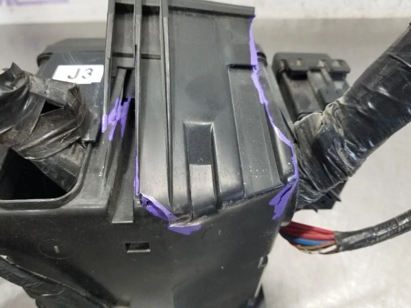 12 2012 TOYOTA FJ CRUISER 4.0L ENGINE FUSE BOX - Image 3 of 4