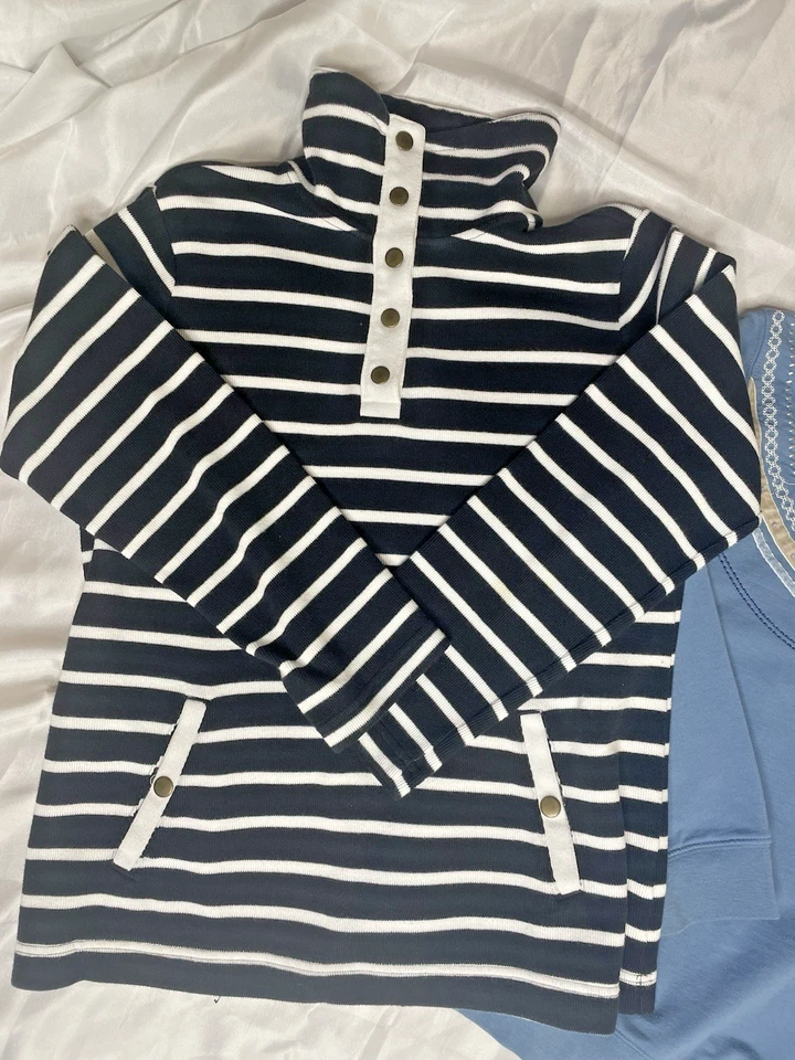 Lote 2 blusas suéteres femininas bordadas azuis listradas preto e branco tamanho médio L/S - Imagem 2 de 4