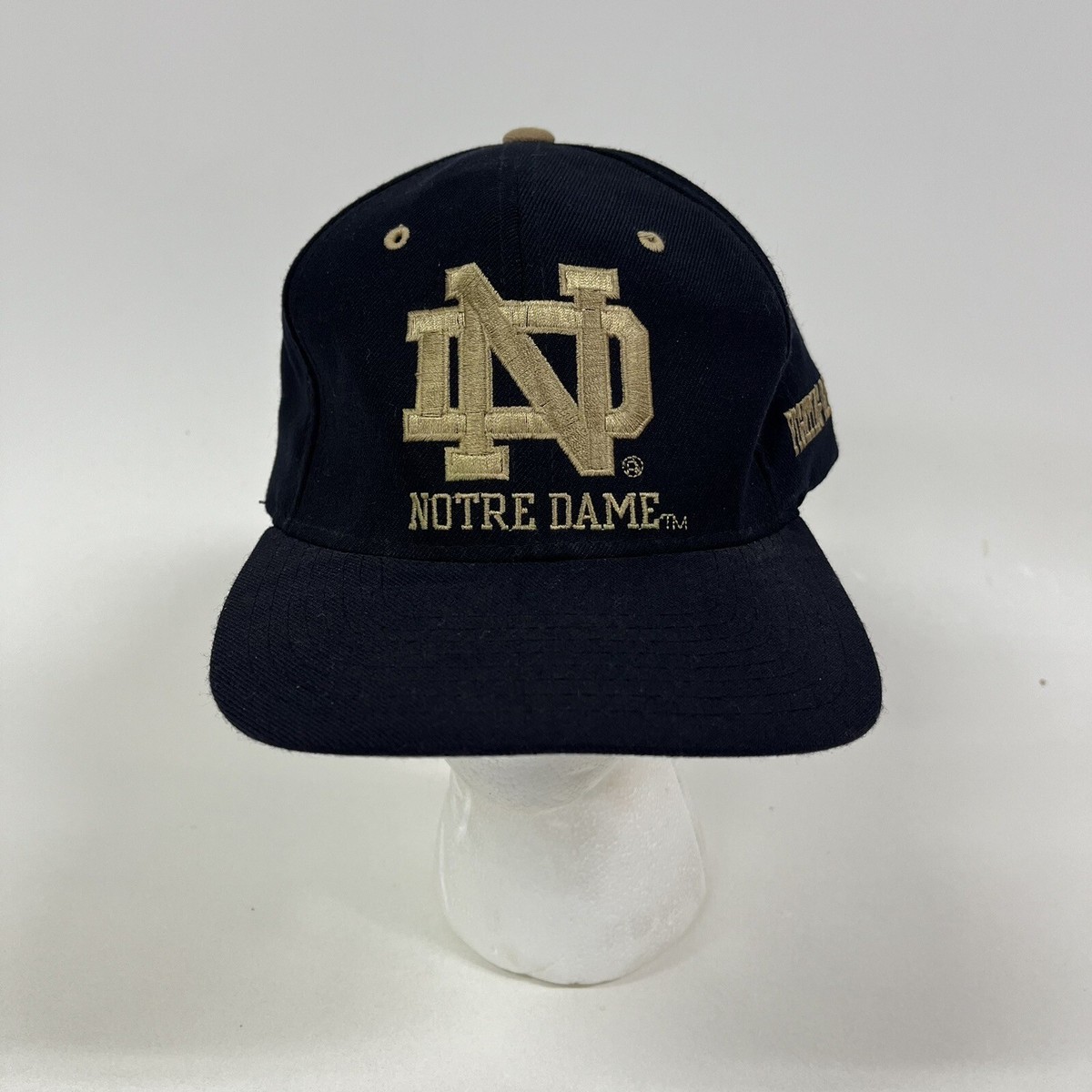 Casquette Vintage Notre Dame Fighting Irish Années 90 - Taille 6 7/8, Double Logo, Neuve Sans étiquette
