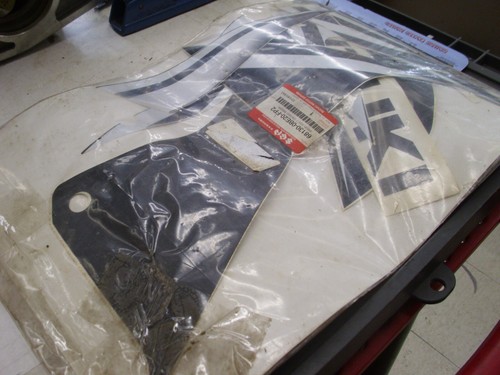 NOS OEM Suzuki 68130-0BE20-FP2 2004-2006 GS500F Emblem Decal Kit!# - Foto 3 di 12
