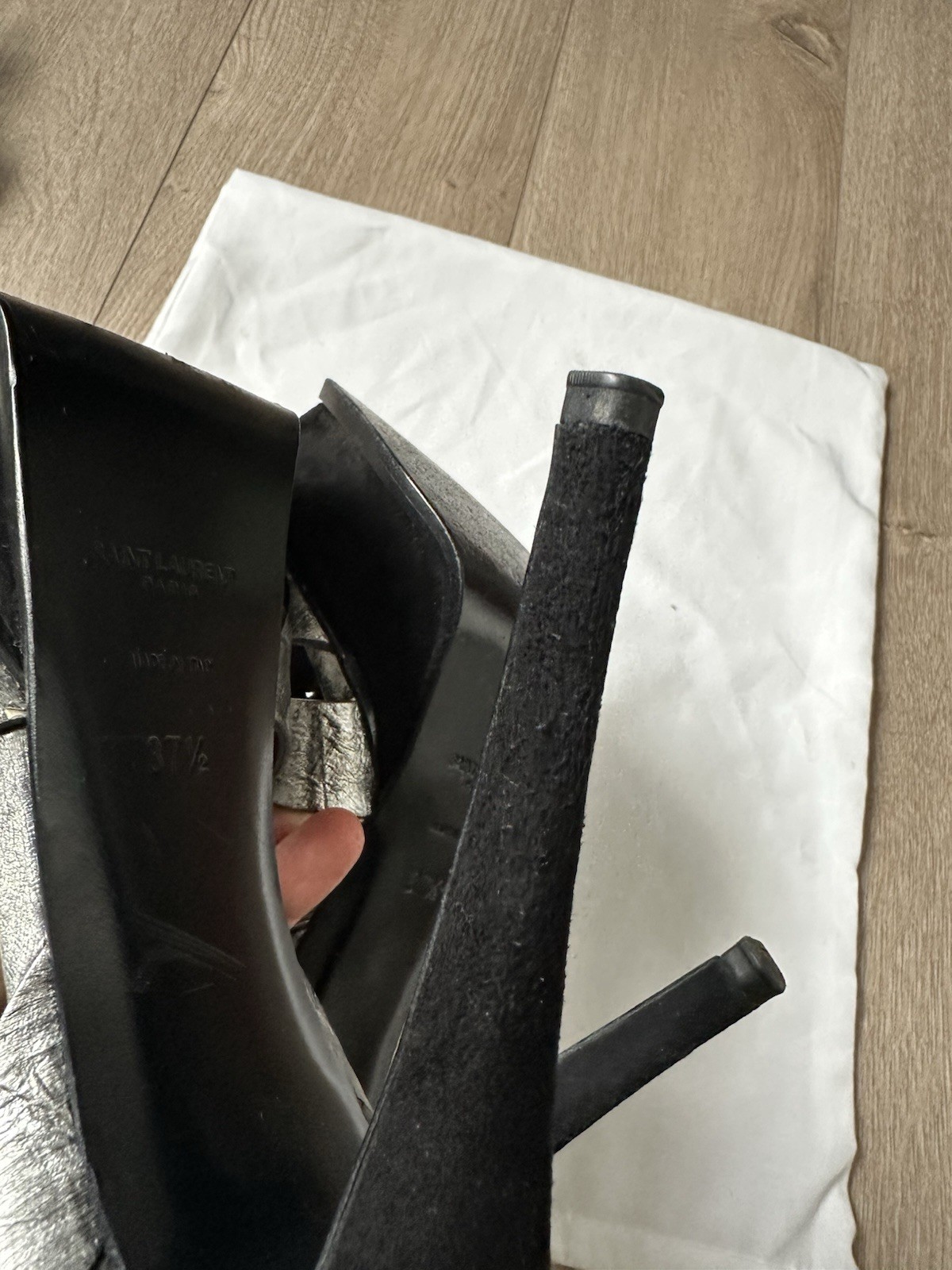 Sandali omaggio Yves Saint Laurent in pelle argento stampata con cinturino a T