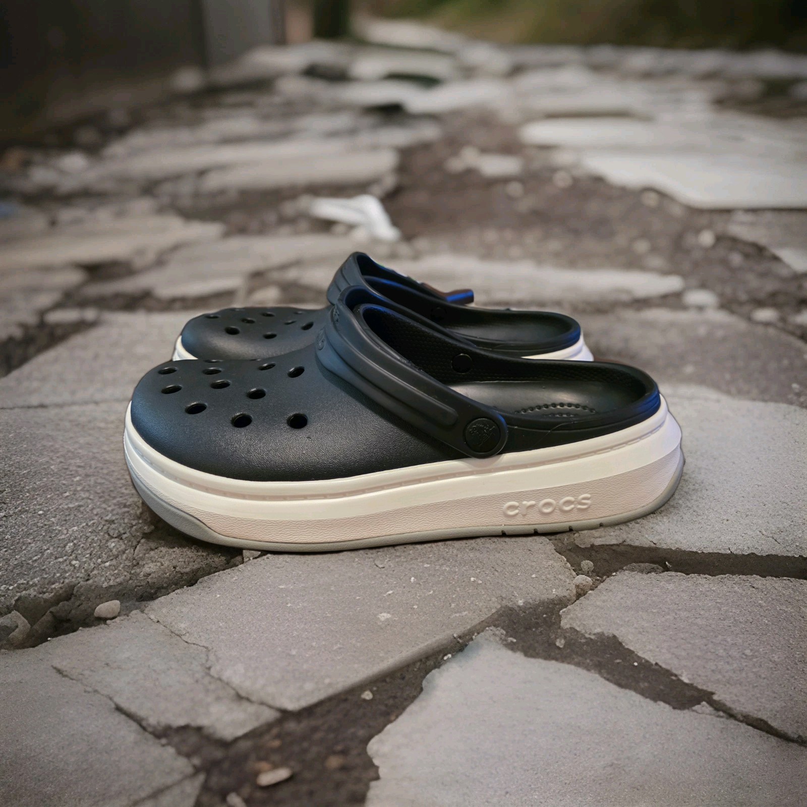 Zuecos para hombre Crocs Crocband Full Force talla 9 negros con almas blancas y grises