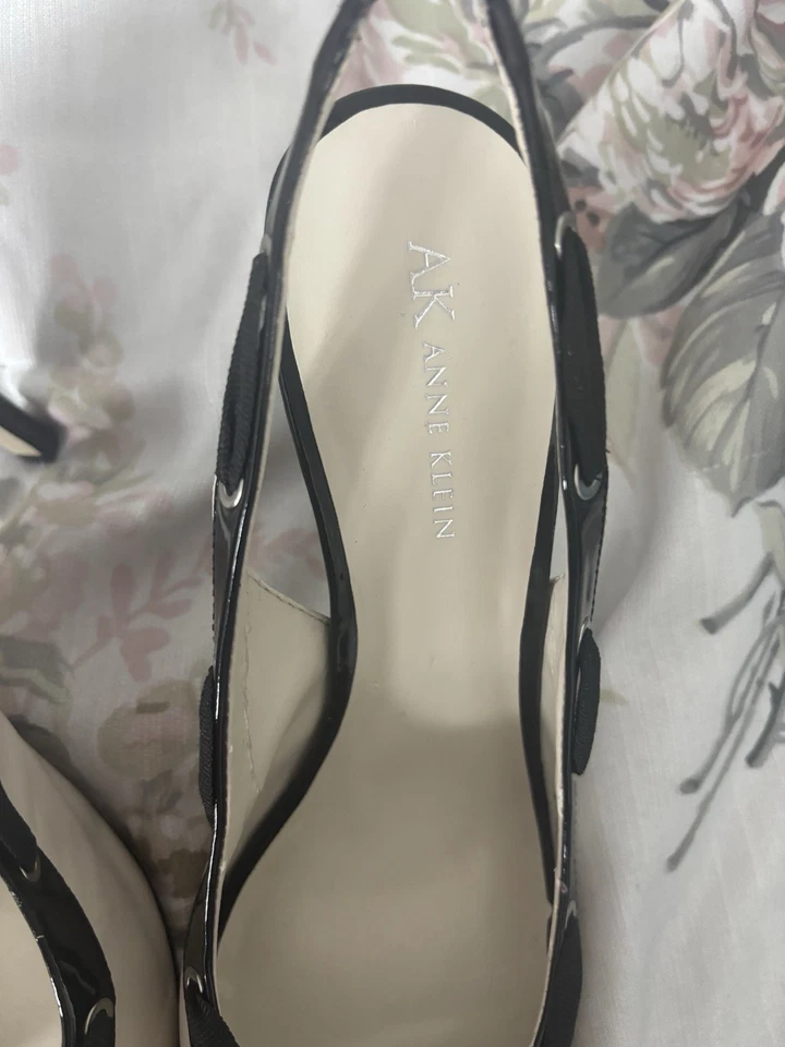 Anne Klein Women's White Heels with Black Ribbon And Bow - Image 3 of 4