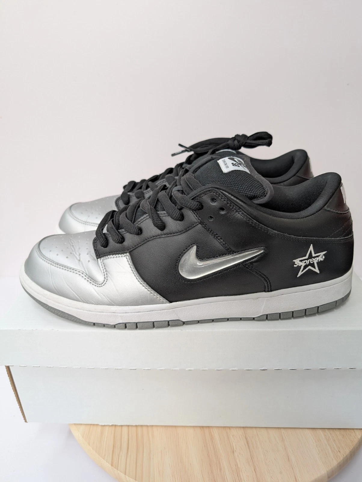 Baskets basses Nike Supreme x Dunk SB QS métallisé argent noir homme taille 13