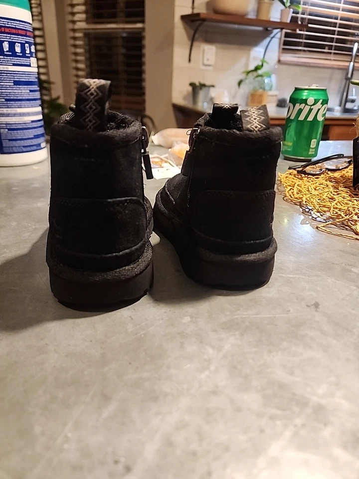 Zapato Bota Chelsea Ugg Neumel Negro Niños Pequeños Talla 7 Foto 4 de 4