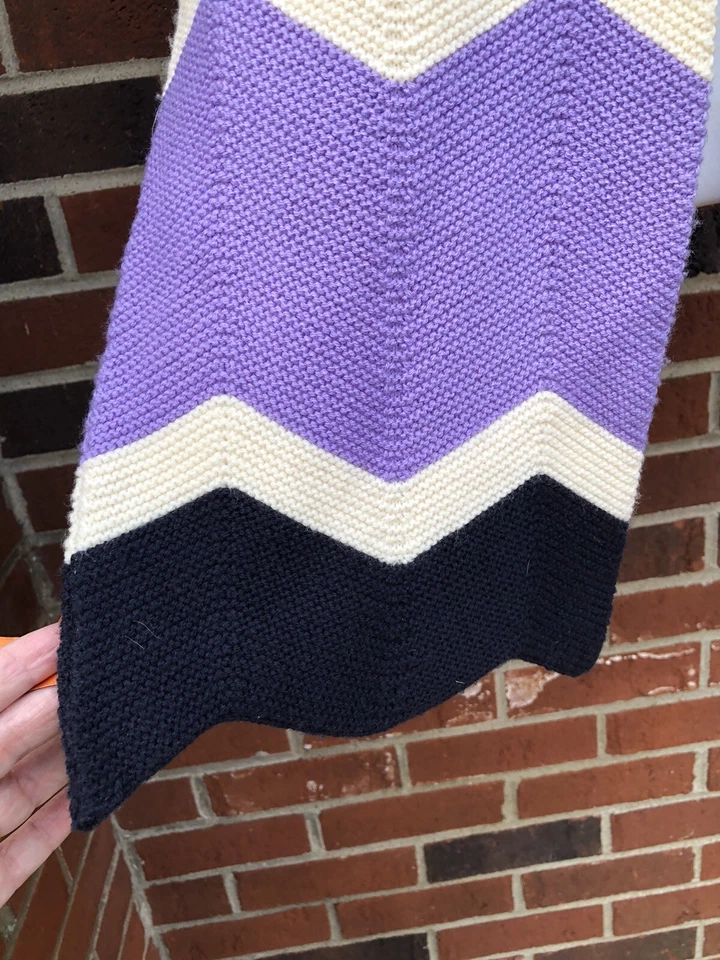 Bufanda tejida de lana merino para mujer Tory Burch púrpura negra tejida estampado chevron en zigzag Foto 3 de 4