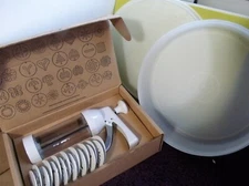 Pampered Chef Cookie Press #1525  & Tupperware 12 " Pie/Cupcake/Cookie Keeper