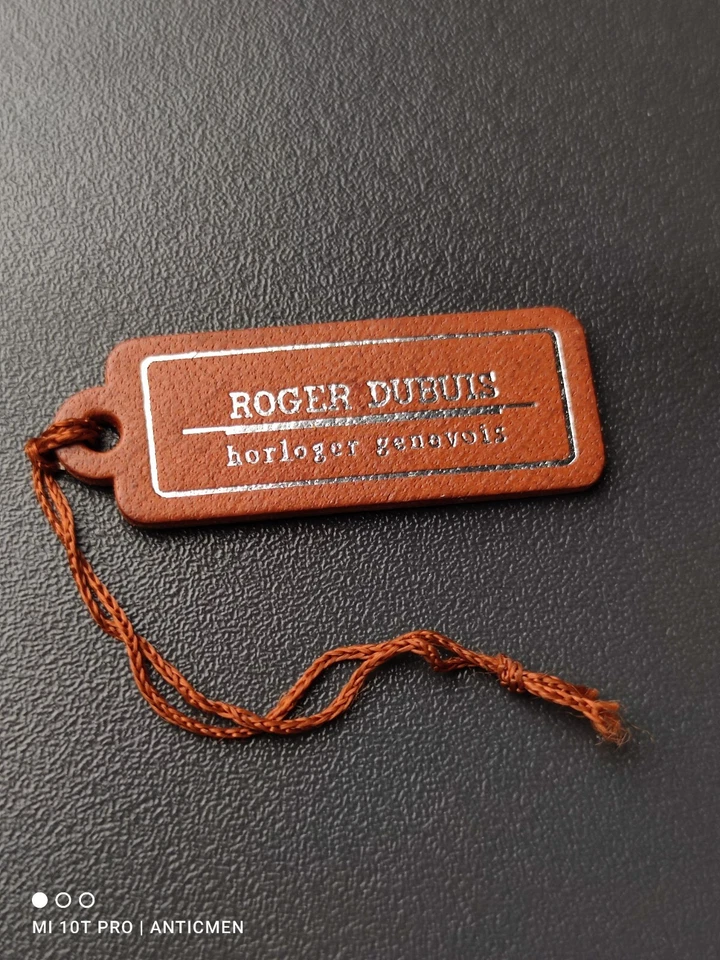 Reloj Roger Dubuis HO43 03 5 N1R.7A Etiqueta Colgante Etiqueta Cuero Etiqueta Exhibición En Blanco Foto 3 de 4