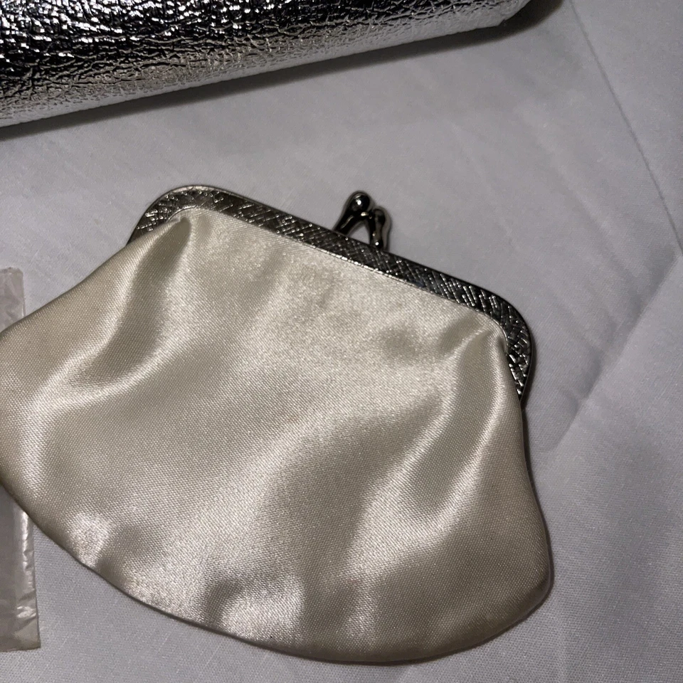 Bolso sin asas con marco de fiesta plateado con monedero y espejo de vidrio cortado Foto 2 de 4