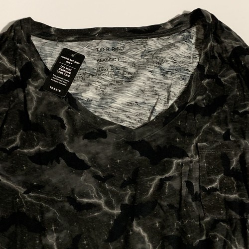 Camiseta Torrid Lightning Bats Halloween Cuello en V Calce Clásico Talla Grande 2 18 20 - Imagen 4 de 5