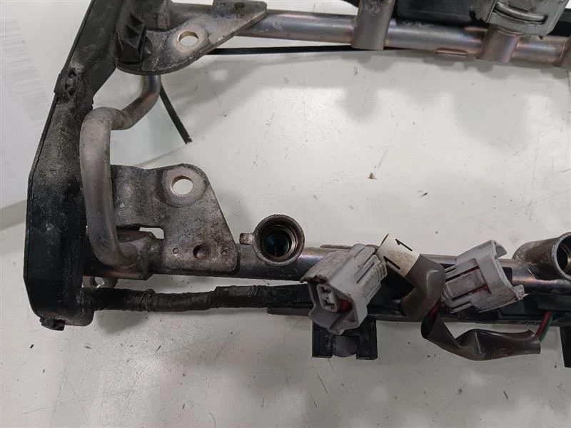 Barra de montaje de inyector de inyección de riel de combustible Infiniti Q50 2014 2015 2016 Foto 3 de 4