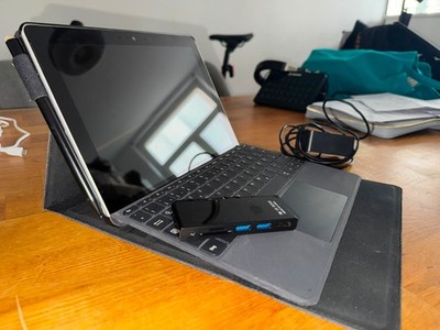 Microsoft Surface Go (1. Gen) 8GB/128GB + Tastatur, Stift, USB-Hub & Hülle