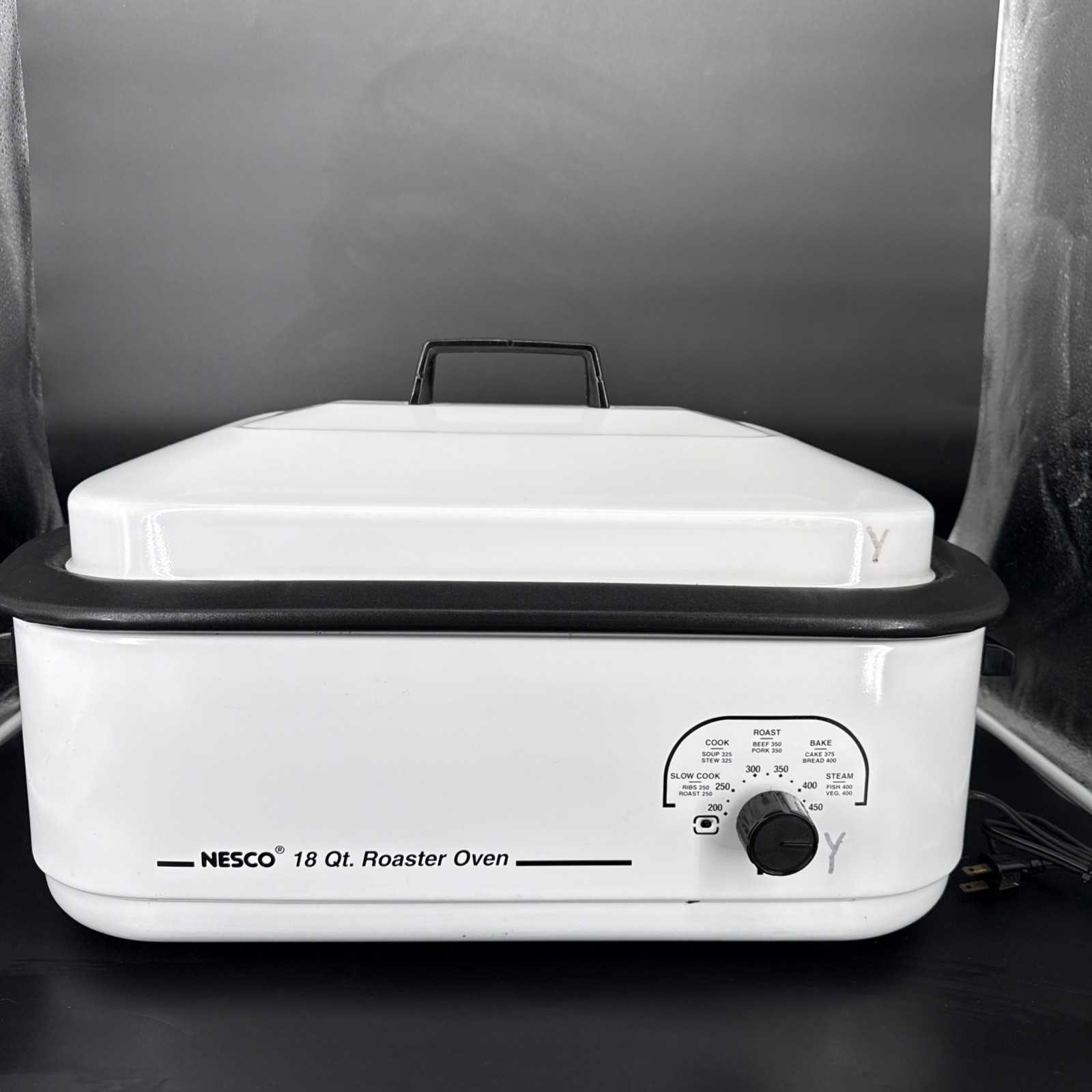 VTG- NESCO 18 Qt Roaster Oven,Bake, Steam, Good Used Condition