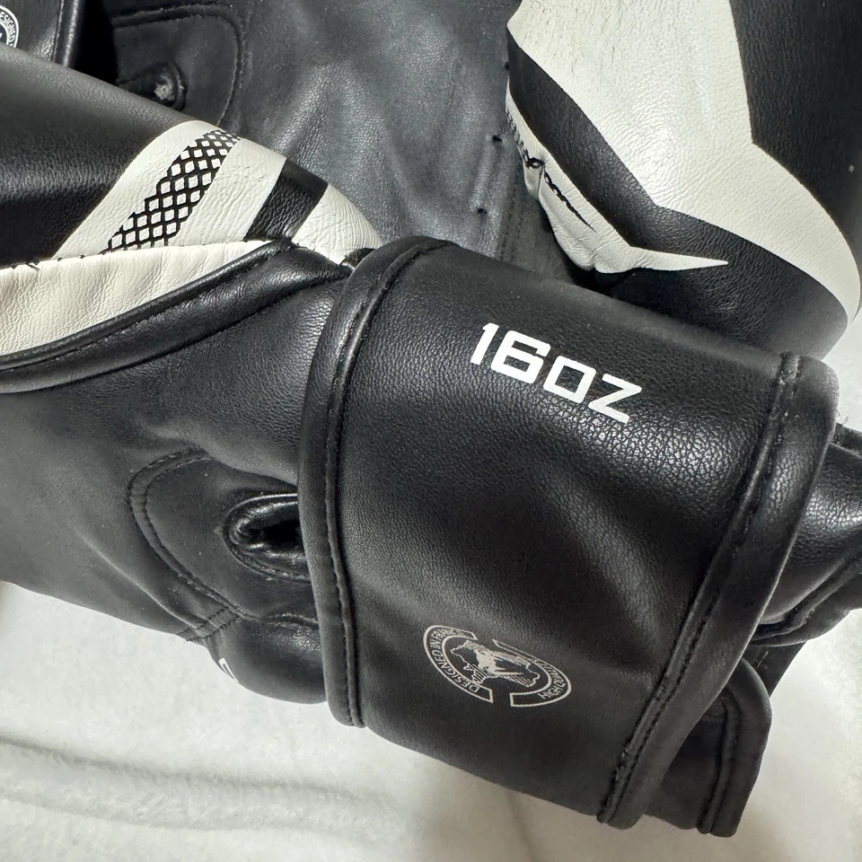 Guantes de boxeo Venum Challenger 3.0 16 oz negros/blancos diseñados en Francia Foto 4 de 4