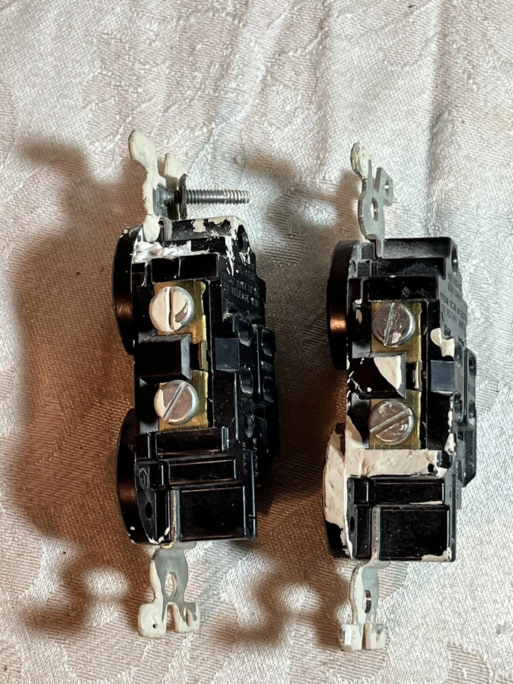 Vintage Duplex Recepticle 15A/125V Side Wire Brown (2) Electric Supplies - Image 2 of 4