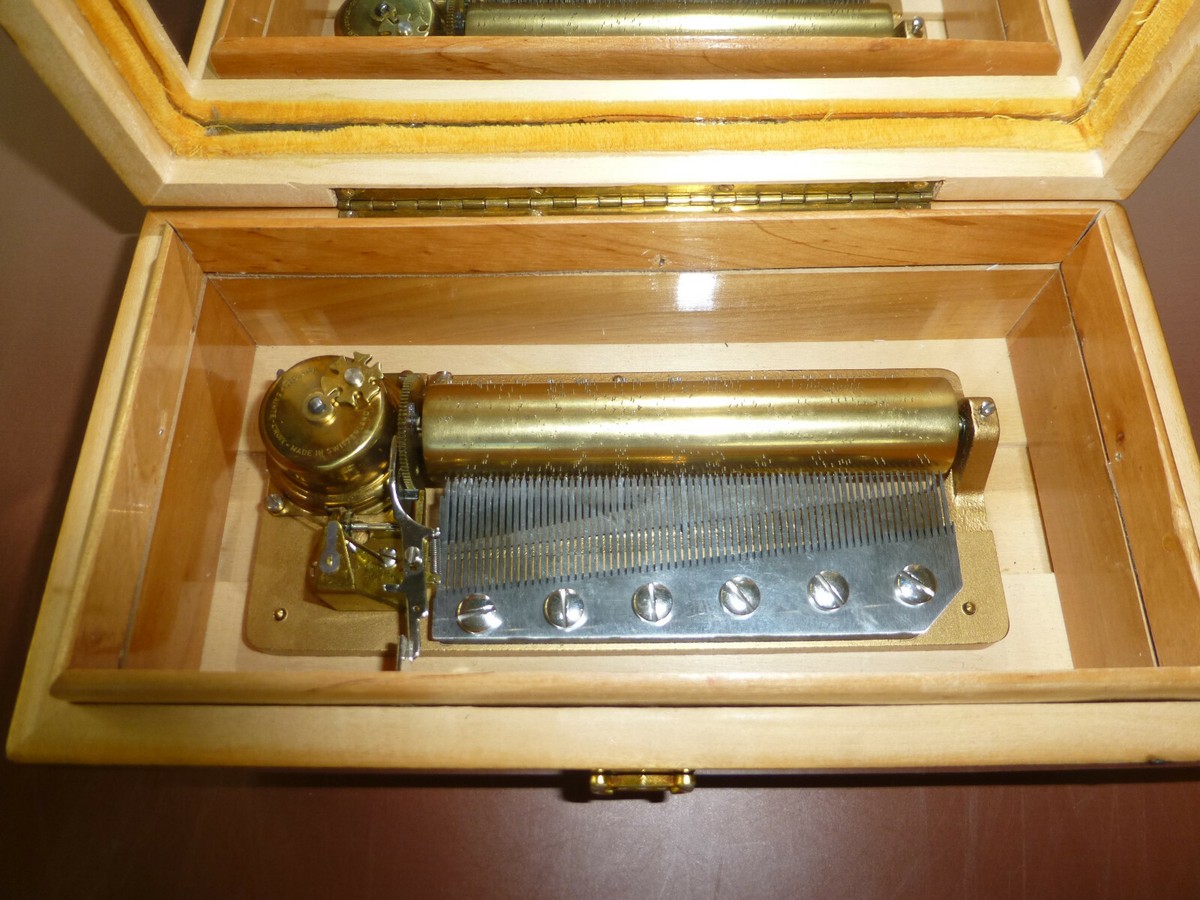 Vintage Reuge Music Box 72 / 3 Plays Ave Maria With Nativity Vintage Reuge Music Box 72 / 3 Plays Ave Maria With Nativity