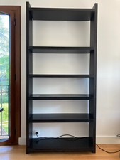 Bibliothèque en bois massif.