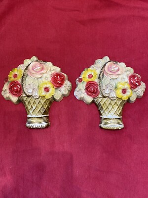 Zwei Original Vintage Kreidegeschirr Blumen in Körben