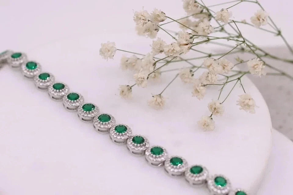 Brazalete tenis mujer esmeralda simulada corte redondo de 10 quilates enchapado en oro blanco de 14 k Foto 2 de 4