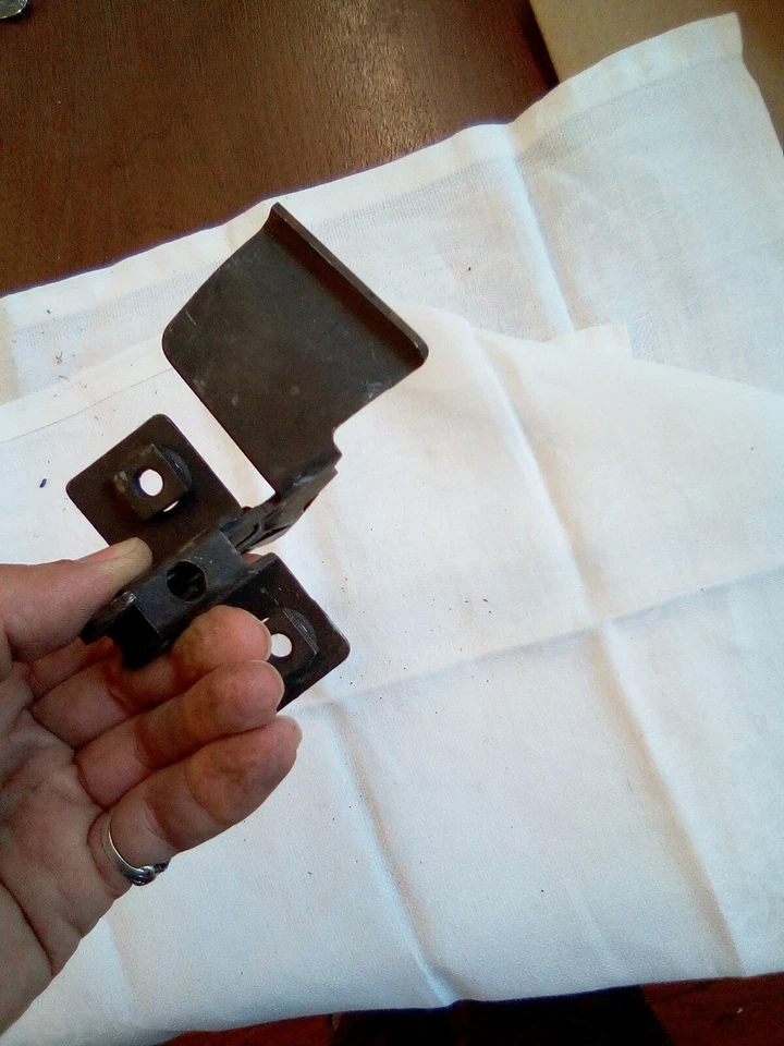 Oldsmobile Delta 88 98 1974-1975 1976 NOS capó captura secundaria 414143 Foto 3 de 4