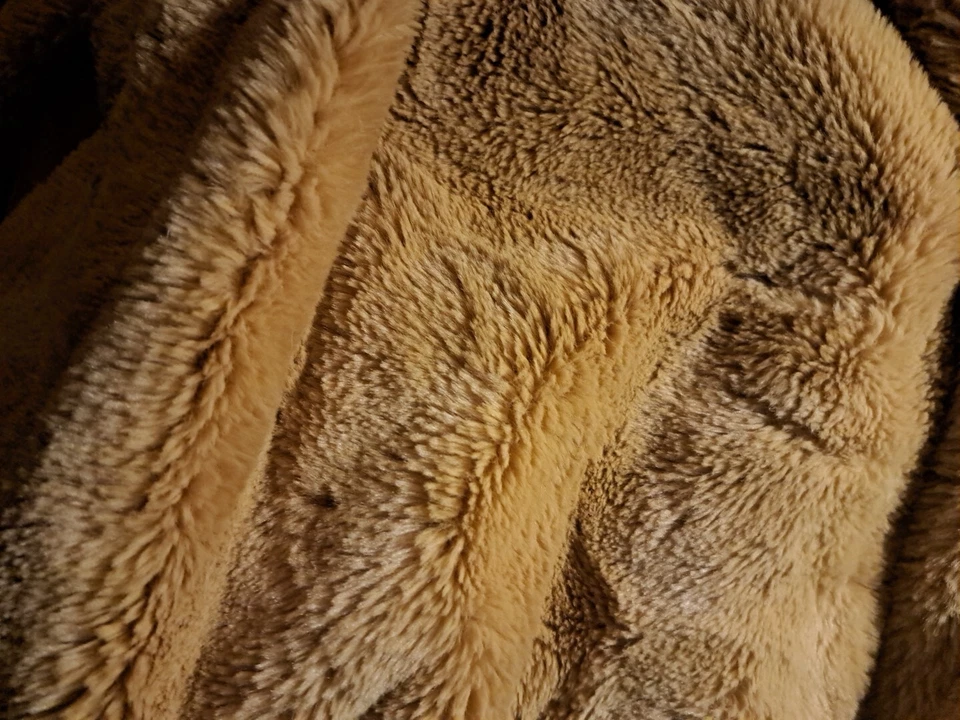 Manta de piel sintética Rachel Zoe mostaza oro amarillo chic SUAVE- Foto 2 de 4