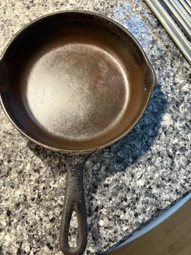 Vintage Wagner Ware Sidney -O- #5 8 in Cast Iron Skillet 1055 E