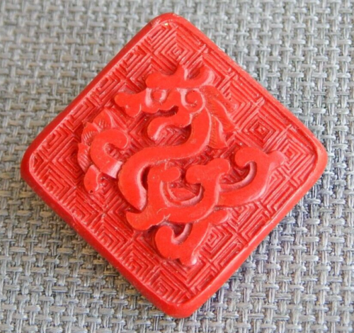 Antique Vtg Cinnabar Button of Dragon Aprx: 1-1/4" #316-Y - Foto 1 di 5