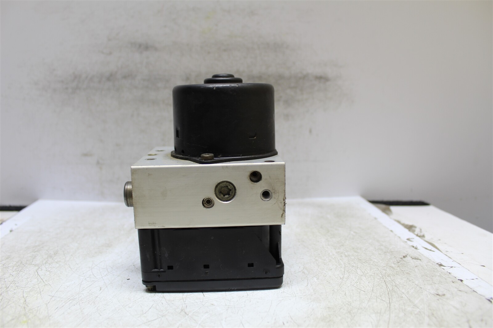 2000 Nissan Xterra ABS Antilock Brake Pump Control 476607Z200 Module