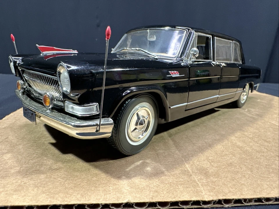 1:24 HongQi Red Flag CA770 Limousine Century Dragon Diecast Model Black 1958 - Image 2 of 4