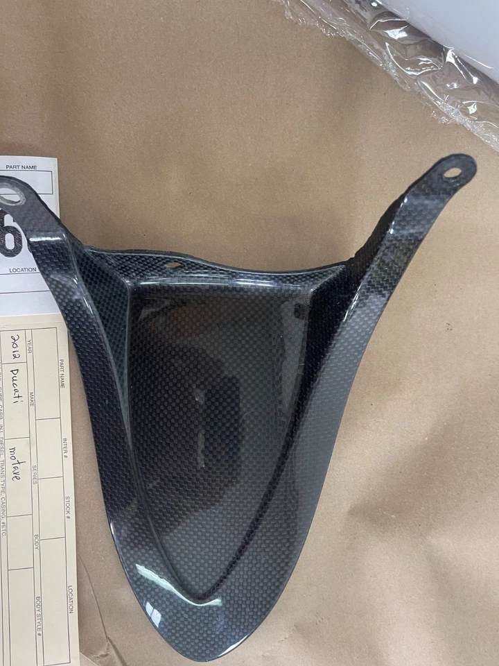 08 09 10 11 12 Protector guardabarros trasero fibra carbono Ducati Hypermotard 1100 796 Foto 2 de 4