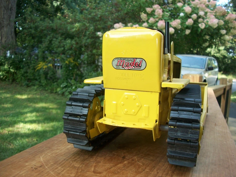 Doepke Model Toys Caterpillar D6 Bulldozer - Image 4 of 4